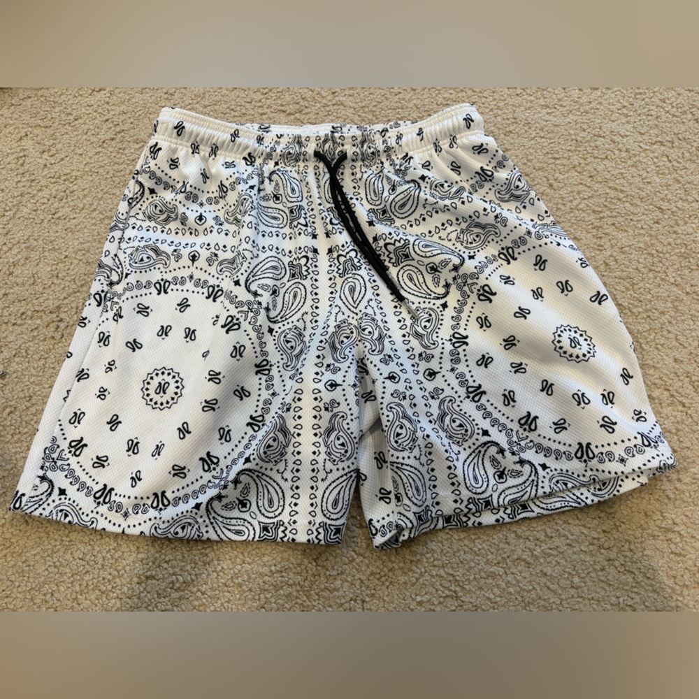 The Drip Shop Black and White Paisley Men’s Shorts, Size Small